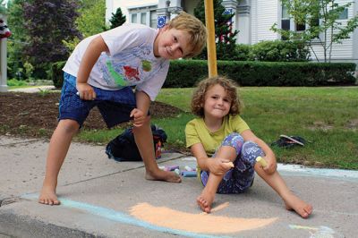 Sidewalk Chalk
Jaeda Lopes, 11; Mia Hemphill, 10; Nicholas Huaco, 7; Tapper Crete, 7; Shelby McKim, 9; and Addie Crete, 5, were adding color to the sidewalks near the Town House on August 22 in preparation for the annual Town Party on Saturday. Photo by Jean Perry
