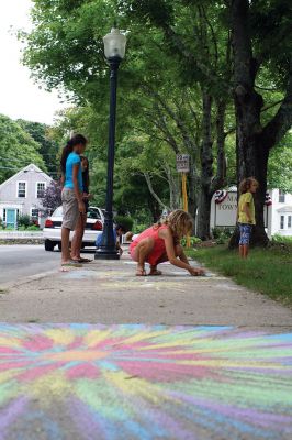 Sidewalk Chalk
Jaeda Lopes, 11; Mia Hemphill, 10; Nicholas Huaco, 7; Tapper Crete, 7; Shelby McKim, 9; and Addie Crete, 5, were adding color to the sidewalks near the Town House on August 22 in preparation for the annual Town Party on Saturday. Photo by Jean Perry
