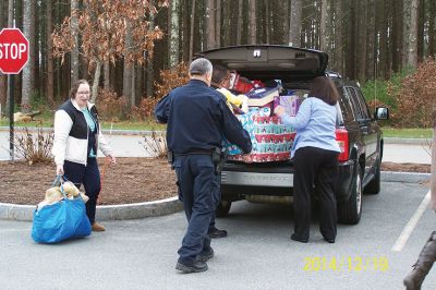 Marion Police Gift Program
Marion Police and employees of JRI picking up donated toys and items for their program. In the picture from left to right: Sgt Marshall Sadeck , Hillary Riding (JRI), Jennifer Grant(JRI), Susan Mazzarella (JRI), Officer Karen Ballinger. Also seen in photo helping to load cars is Lt John Garcia.
