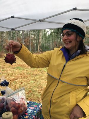 Rochester Land Trust
Jennifer Dubois of the Rochester Land Trust demonstrated to children both young and old how to make winter treats for woodland animals on December 18 at the RLT property Church Preserve on Marion Road in Rochester.
