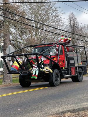 Santa
Santa, Mrs. Claus, the Grinch and one of Santa’s helpers made their annual run through the streets of Rochester on Sunday morning with the help of the Fire Department. Photos courtesy Miranda Costeira
