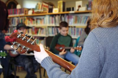 Learning the Ukulele
Lillie Farrell of Rochester gave a beginner’s ukulele class at the Plumb Library on March 3. Farrell, who has won contests for her ukulele playing, taught basic chords to the kids and then helped them put the chords together to play “I’m Yours” by Jason Mraz. Photos by Jean Perry
