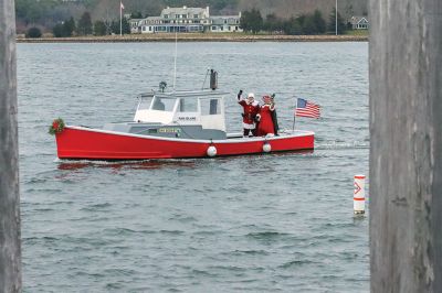 Marion’s Christmas Stroll
Santa and Mrs. Claus arrived by boat for Marion’s annual Christmas Stroll held on December 11. Photos by Robert Price
