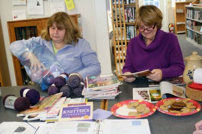 Yarn Swap
Gail Roberts, Head Librarian of the Joseph Plumb Library in Rochester, organized a ‘yarn swap’ last Friday afternoon at the library. Photo by Joan Hartnett-Barry

