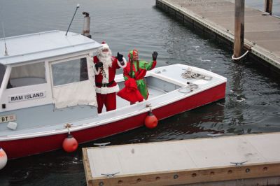 Marion Christmas Stroll 2007
Santa arrives via boat in Sippican Harbor during Marion's Annual Christmas Village Stroll held on Sunday, December 9, 2007. (Photo by Robert Chiarito).
