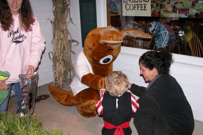 Aardvark Found in Rochester!
Yes, that's The Wanderer's very own mascot, the Aardvark, seen giving out treats to a tiny trick-or-treater at the Plumb Corner Mall in Rochester on Monday, October 30. (Photo by Kenneth J. Souza).
