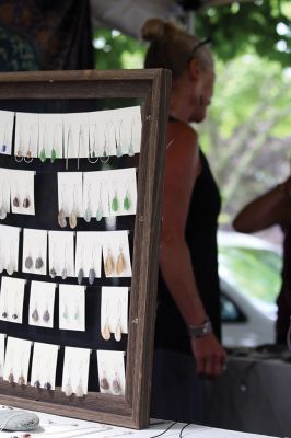 Picture Perfect 
Bicentennial Park in Marion was the setting on Saturday for the Marion Art Center’s annual outdoor arts festival “Arts in the Park.” Local artists and crafters exhibited their work available for purchase, while visitors explored the arts, music, and food. Photos by Jean Perry
