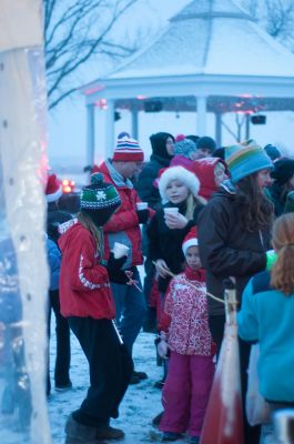 Holiday Party at Shipyard Park
The community turned out for a wonderful late afternoon of lights, music, food and fun at the annual Holiday Party at Shipyard Park in Mattapoisett hosted by the Lions Club.  The Lions were collecting non-perishable food and unwrapped new toys to distribute to those in need during the holiday.  In return those in attendance were treated to great food, drinks and crafts for the little ones. Photos by Felix Perez and Marilou Newell
