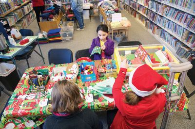 Plumb Library Open House
The Friends of the Plumb Library opened the library doors to the public on Saturday, December 5 during its annual Holiday Open House. The event is known for its unique raffle prizes and live ancient Christmas carols performed by Friends, staff, and Junior Friends, and Santa made a visit as he always does. Photos by Colin Veitch
