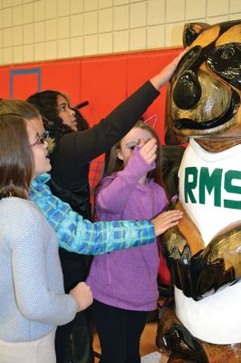 “The Machine” Jesse Green
Famous chainsaw artist and star of the National Geographic Channel TV show American Chainsaw, “The Machine” Jesse Green presented the RMS students with a one-of-a-kind chainsaw sculpture of Bandit, the RMS mascot, on December 15. Bandit will stand firm and tall (much taller than most of the students) at the school from now on, thanks to the coordination of the RMS PTO. Photos by Jean Perry
