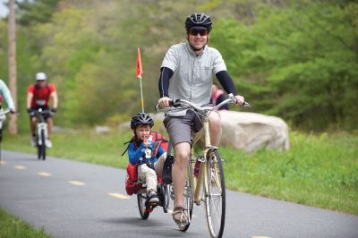 Tour de Crème
The Mattapoisett Land Trust in tandem with the Mattapoisett Bike Path Committee held its first Tour de Crème on Sunday, May 22. The fundraiser brought groups on three different courses – 13-, 25-, and 48-miles long – winding their way through area towns and making stops at various local ice cream parlors. Although rain was in the forecast all week, the over 150 participants lucked out with only partly cloudy skies. Photos by Colin Veitch
