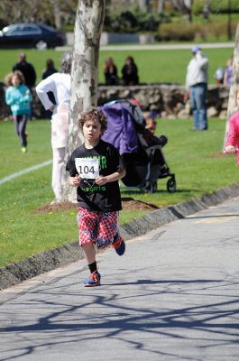 Sippican Schooner 5k and Mini Fun Run 
 Sunday, May 4 was a perfect day for a fun run through Marion, and about 200 people turned out to participate in VASE’s second annual Sippican Schooner 5k and Mini Fun Run to raise money for educational programs at Sippican Elementary School. VASE member Diana Martin organized the event, with the support of about 12 volunteers who assisted that morning in making sure the two races went off without a hitch. Photo by Felix Perez
