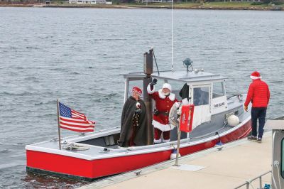 Marion’s Christmas Stroll
Santa and Mrs. Claus arrived by boat for Marion’s annual Christmas Stroll held on December 11. Photos by Robert Price
