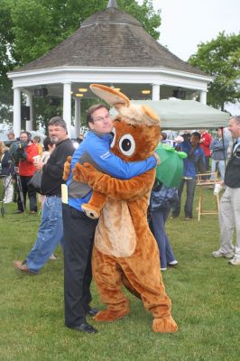 I Found the Aardvark!
Mattapoisett residents turned out for FOX 25 Morning News' live broadcast from Shipyard Park on Friday, June 6, 2008 and took time to pose with The Wanderer's aardvark.
