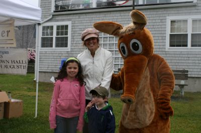 I Found the Aardvark!
Mattapoisett residents turned out for FOX 25 Morning News' live broadcast from Shipyard Park on Friday, June 6, 2008 and took time to pose with The Wanderer's aardvark.
